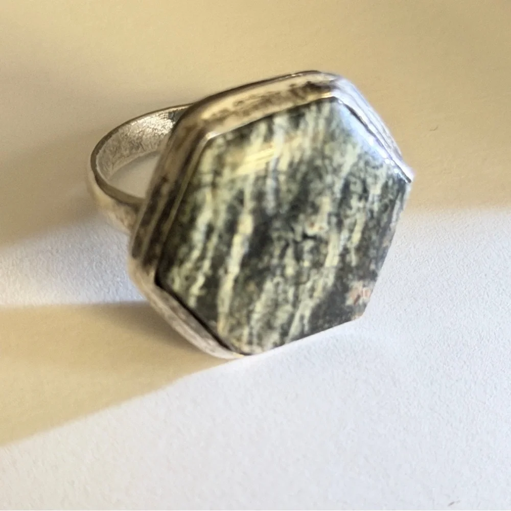 New Artisan Chrysotile in Serpentine Hexagonal Stone 925 Sterling Silver Ring